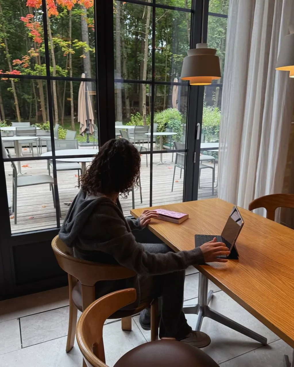 Zespół founderów podczas dyskusji